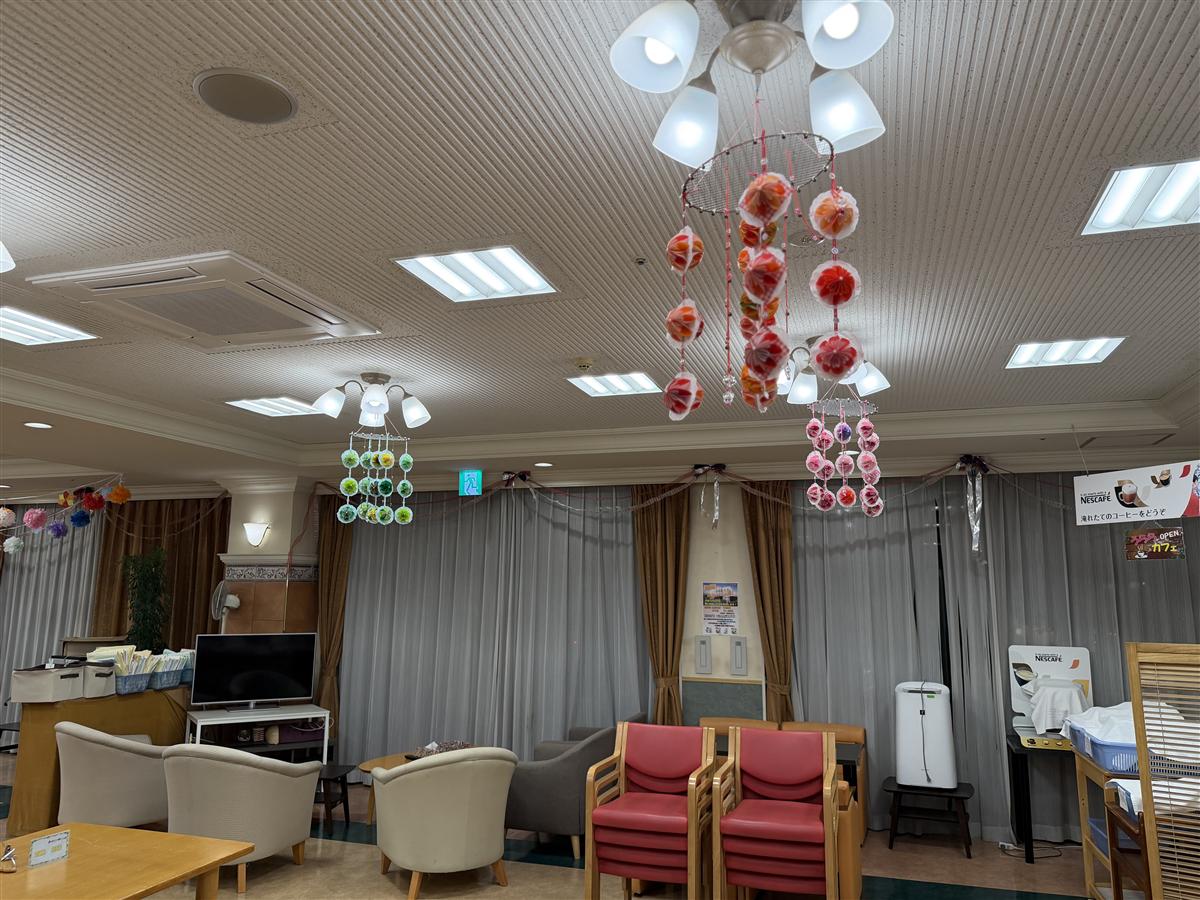 飾り付けのある明るい食堂