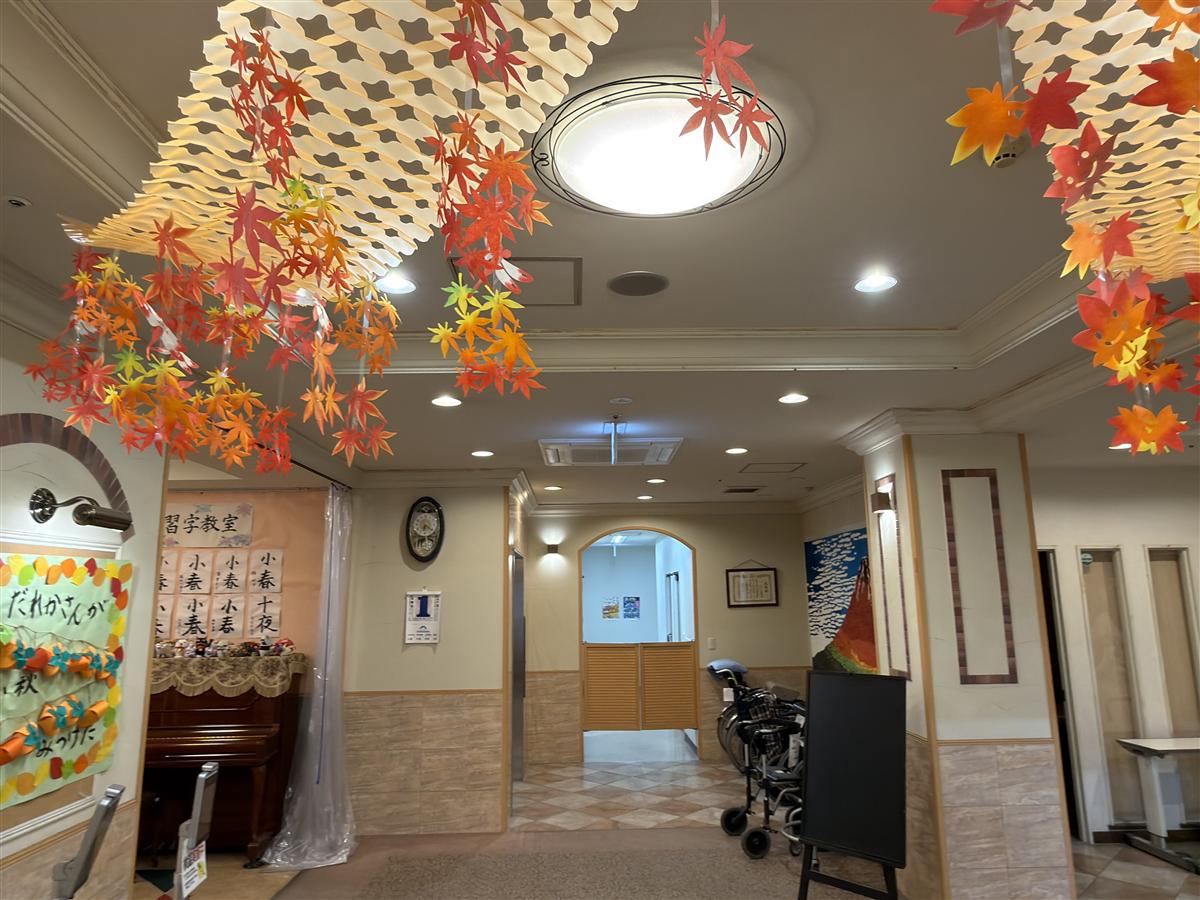 秋の装飾で彩られたロビー