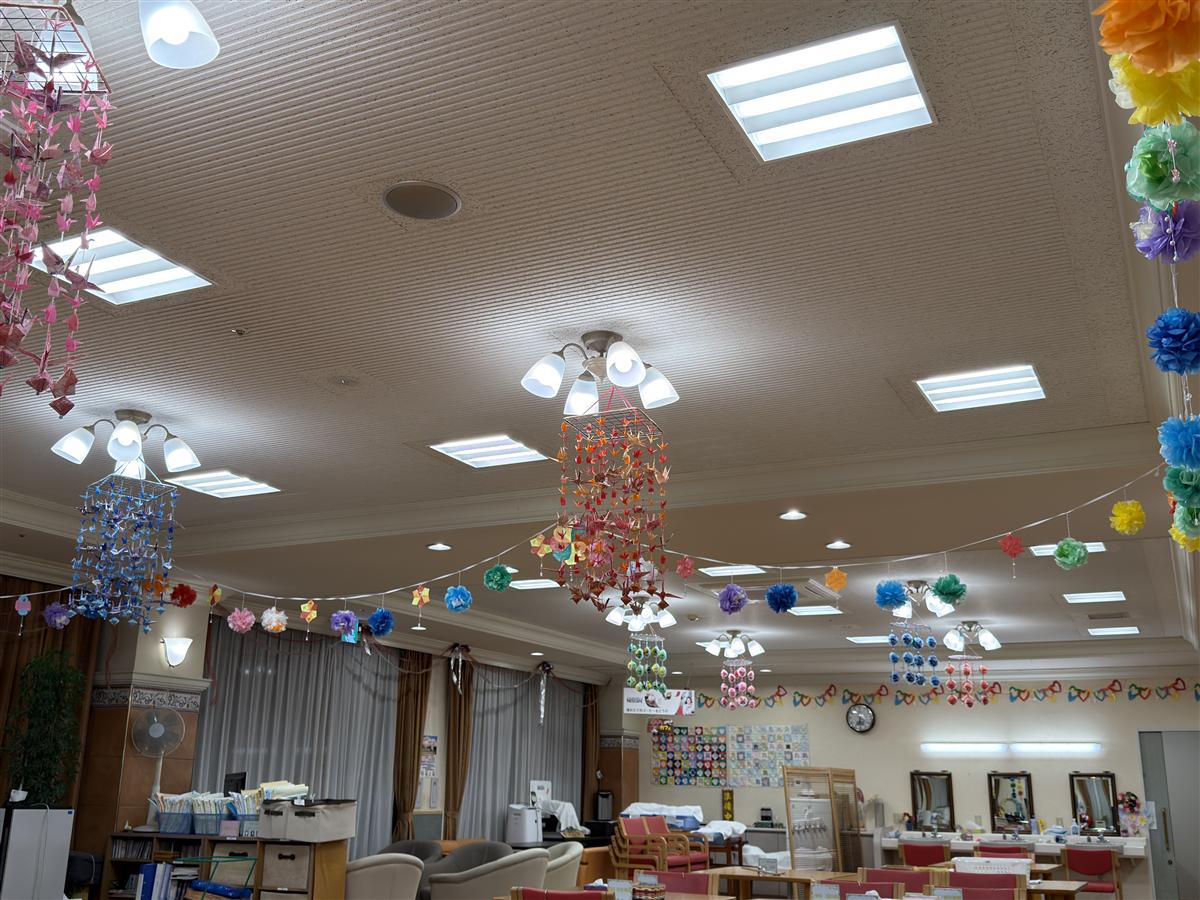 季節の飾り付けで華やかな館内